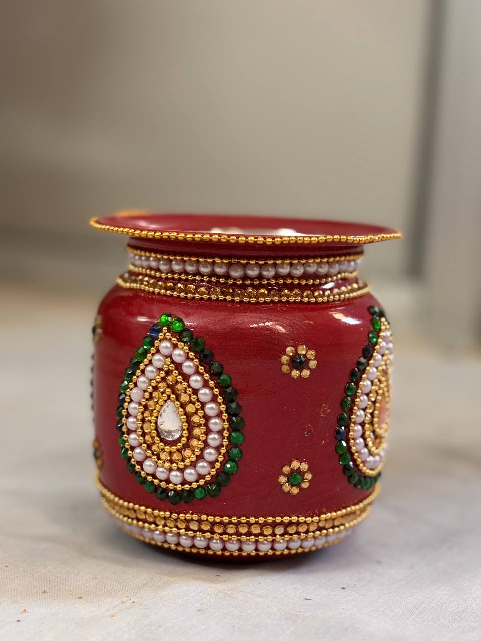 મોટી લાકડાની સુશોભિત અંજલી સ્ટેન્ડ